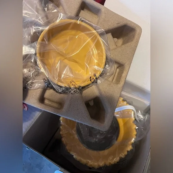 SCENTSY Full-size warmer, Grateful Harvest. Brand New, in box - Picture 2 of 3